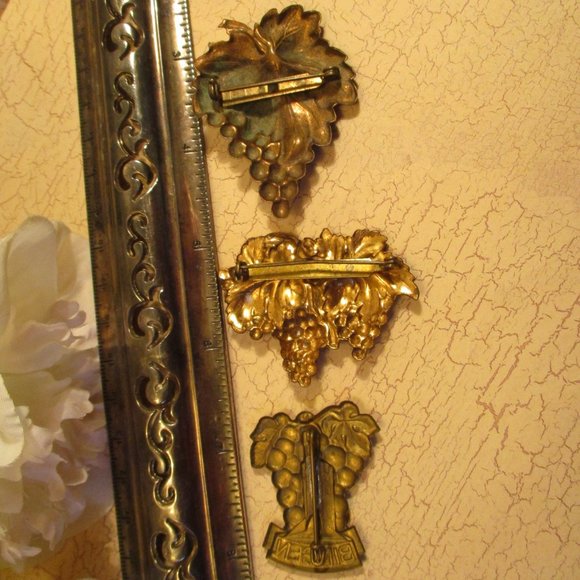 ART DECO Brass Repousse Grape Themed Brooch Lot~Vintage Gold Grape Brooches - Picture 13 of 13